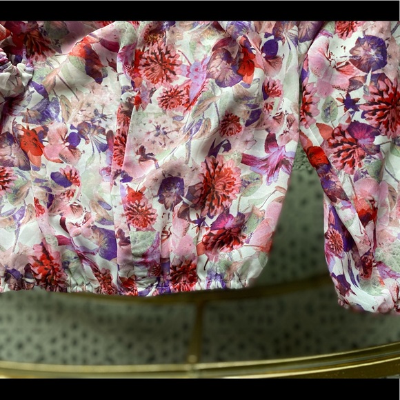 Sheet Floral Blouse with Puff Sleeves and Keyhole opening in the back - Picture 4 of 6